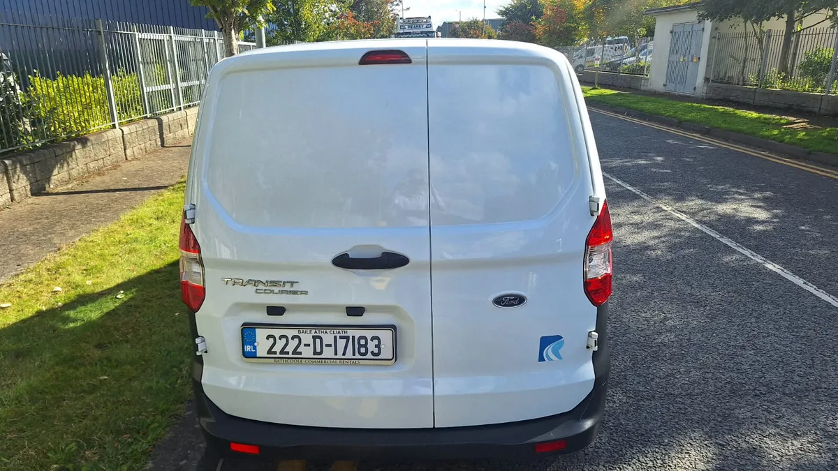 Ford Transit Courier 2022 - Image 2