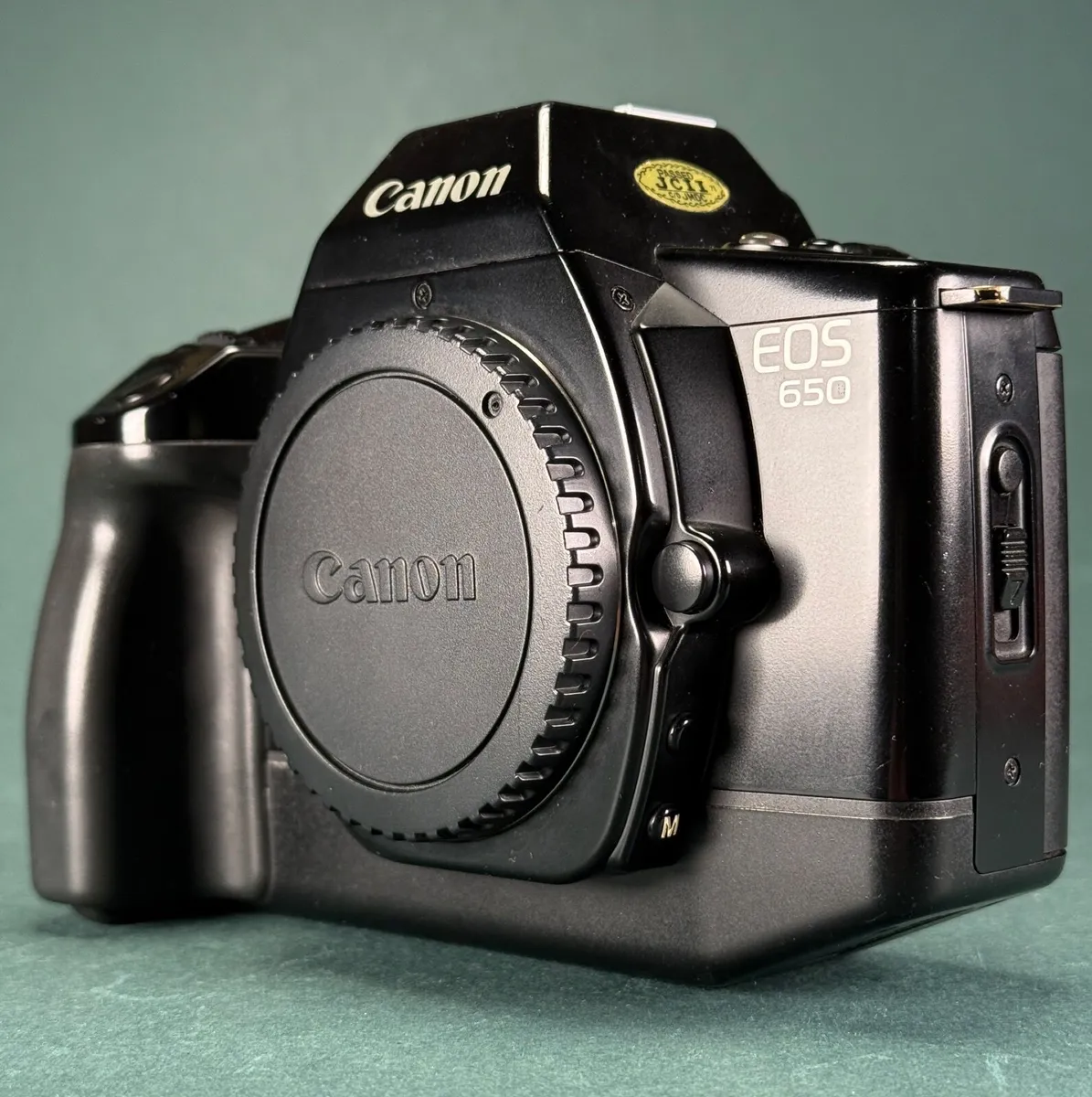 Canon EOS 650 film SLR camera and flash - Image 2