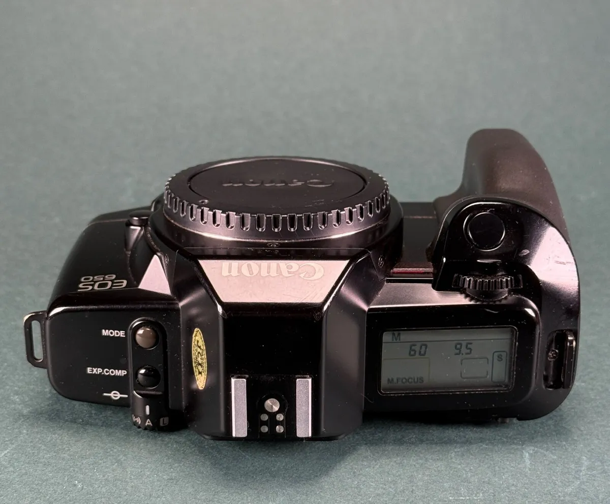 Canon EOS 650 film SLR camera and flash - Image 4