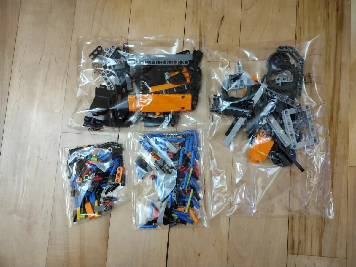 Lego TECHNIC Neom McLaren Extreme E Team - Image 1