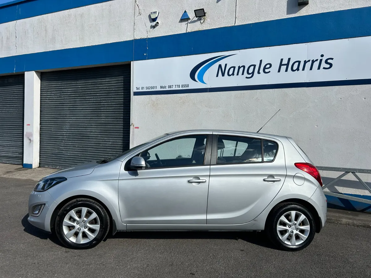 Hyundai i20  LOW KMS. AUTOMATIC. - Image 2