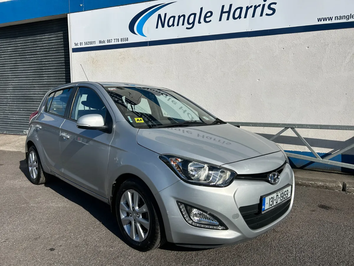 Hyundai i20  LOW KMS. AUTOMATIC. - Image 4