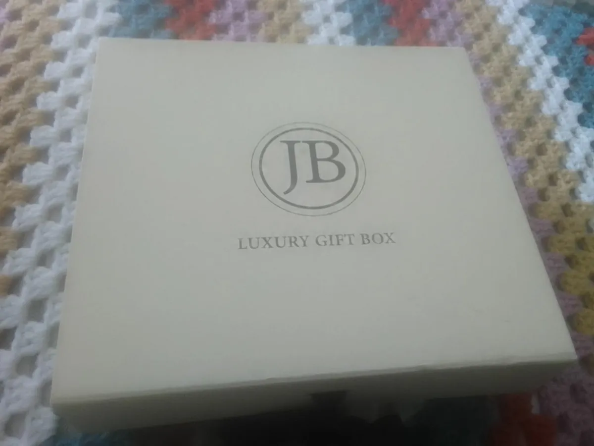 JB LUXURY PAMPER GIFT BOX NEW UNUSED - Image 1