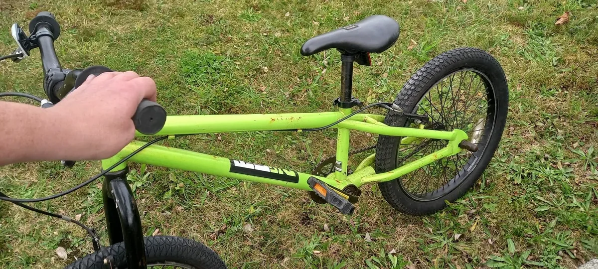 Child"s Bentini mountain bike Garage clear out - Image 4