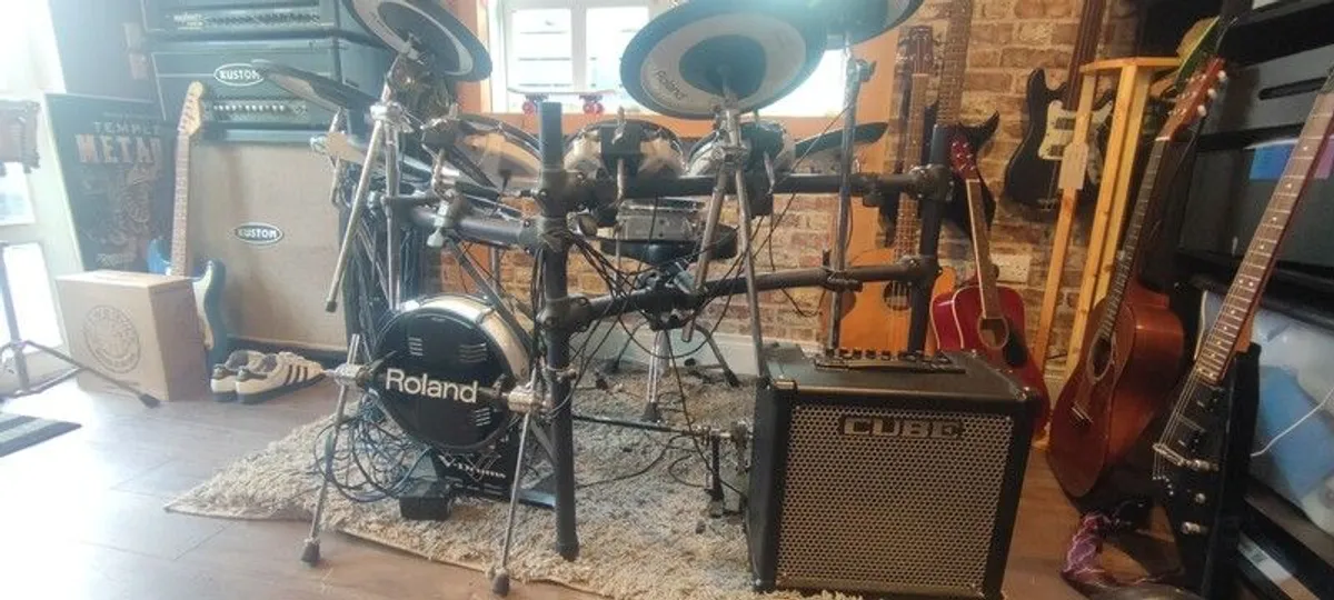 Rolland v drums - Image 1