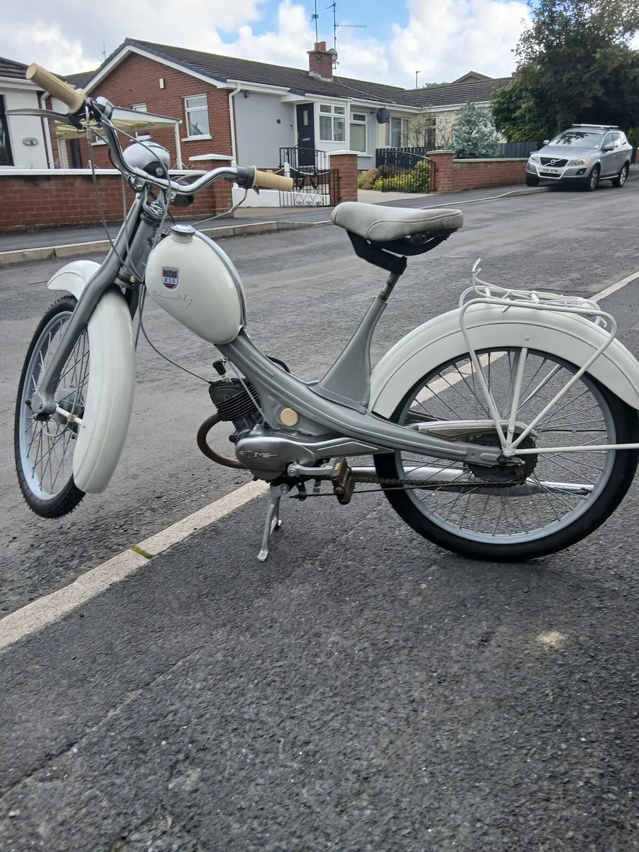Vintage motorcycle - Image 1
