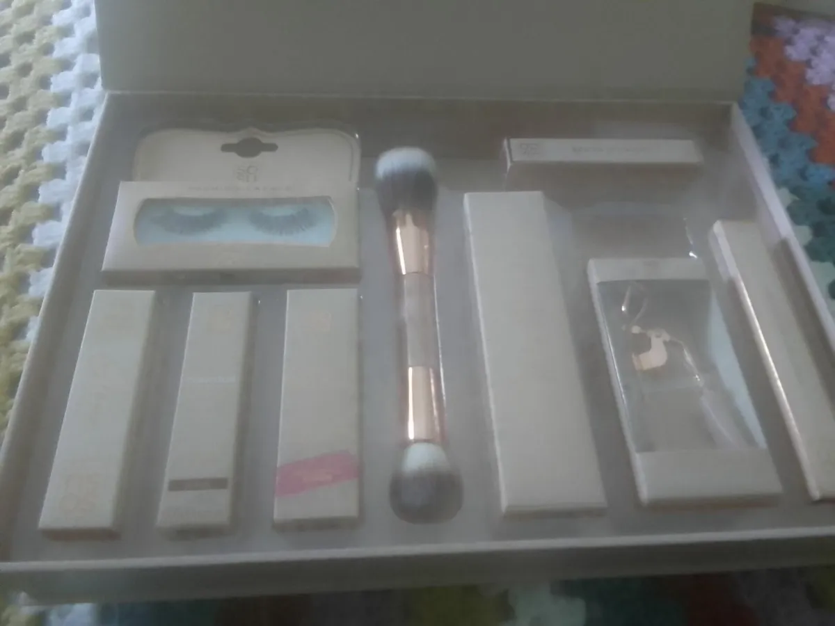 SOSU EX LGE  ESSENTIAL COSMETICS BOX NEW UNOPENED - Image 1