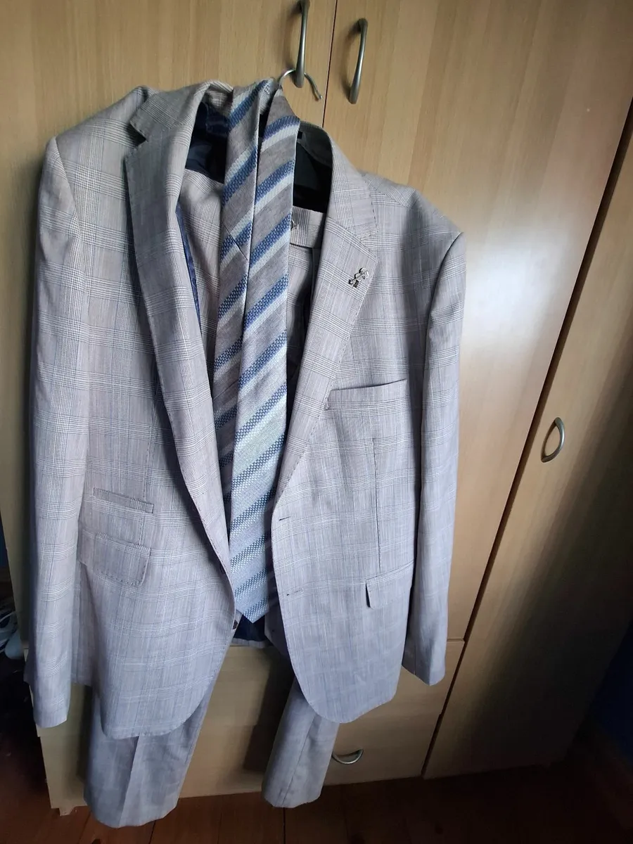 Mens 4 piece suit - Image 1