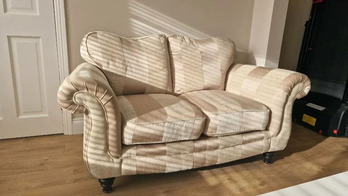 3+2 seater sofa and ottoman - Image 3