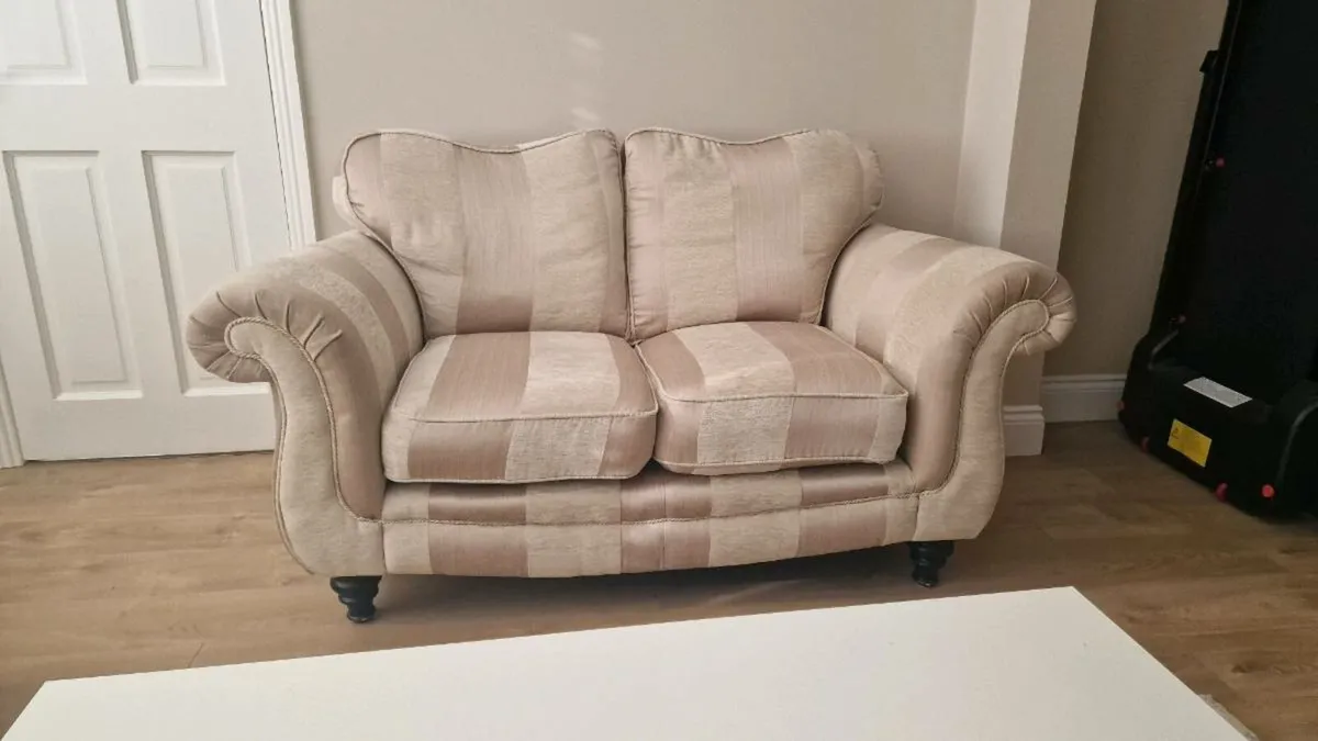 3+2 seater sofa and ottoman - Image 4