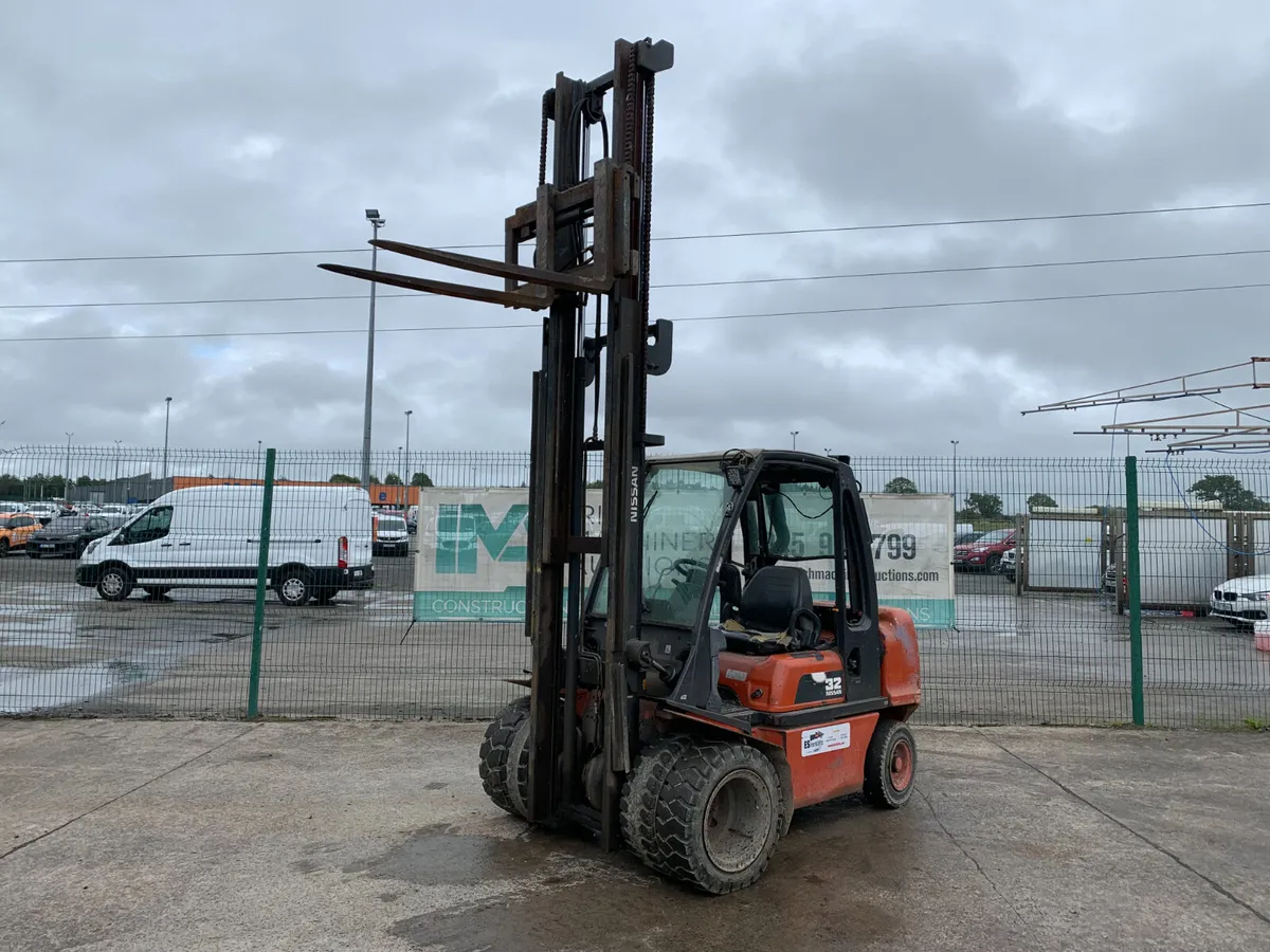 UNRESERVED NISSAN 3.2T TWIN WHEEL FORKLIFT FOR AUC - Image 1