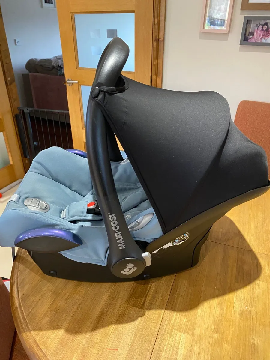 Maxi-cosi car seat with isofix base - Image 3