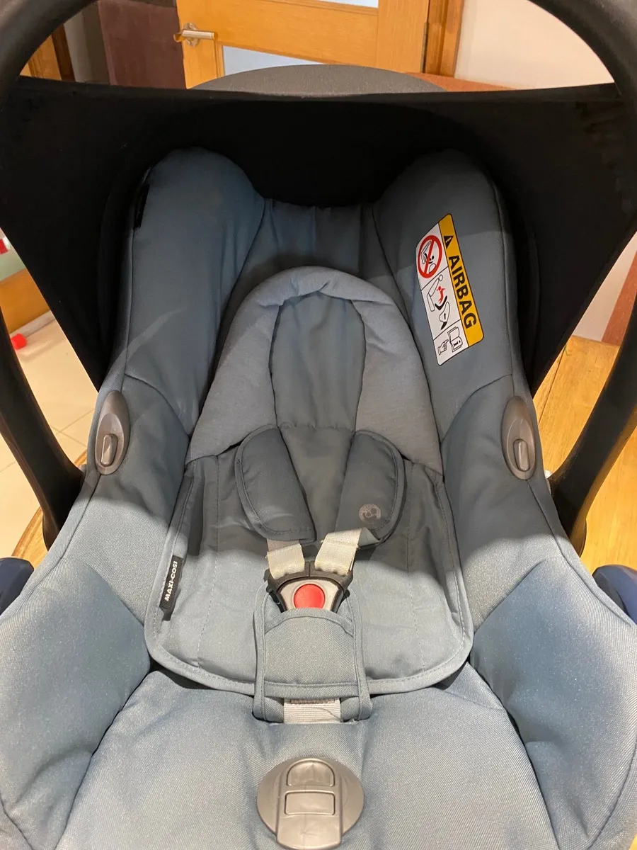 Maxi-cosi car seat with isofix base - Image 1