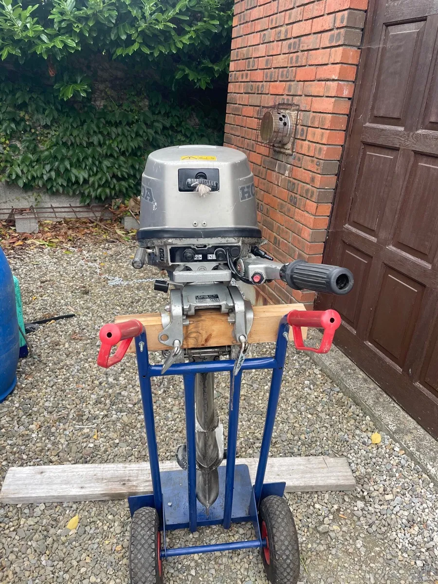 8hp 4 stroke Outboard engine - Image 1