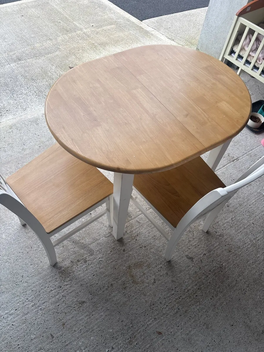 Table and chairs - Image 1