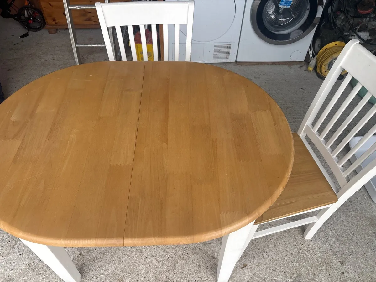 Table and chairs - Image 2