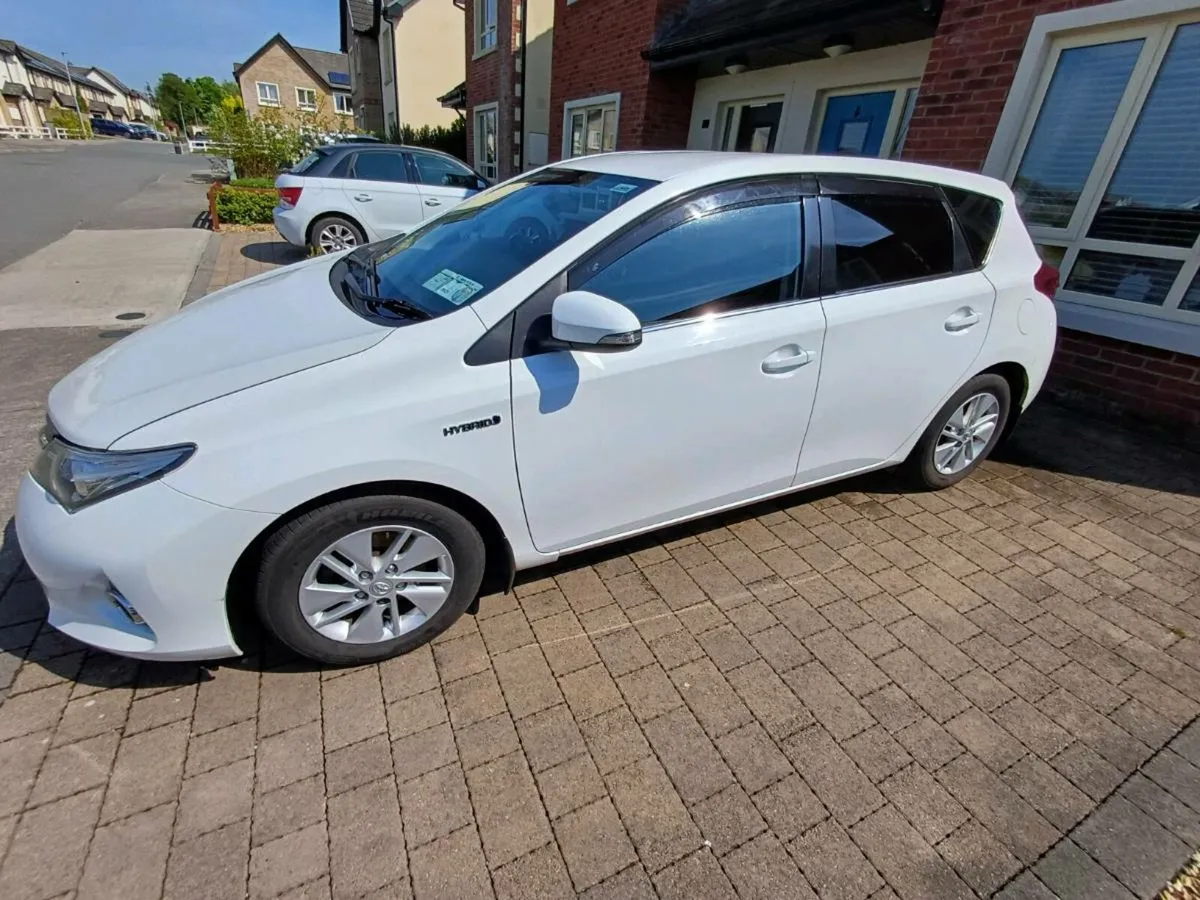 Toyota Auris Hibryd Automatic - Image 2
