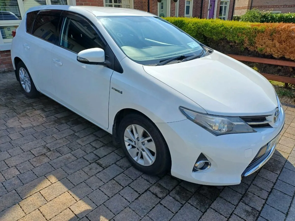 Toyota Auris Hibryd Automatic - Image 3