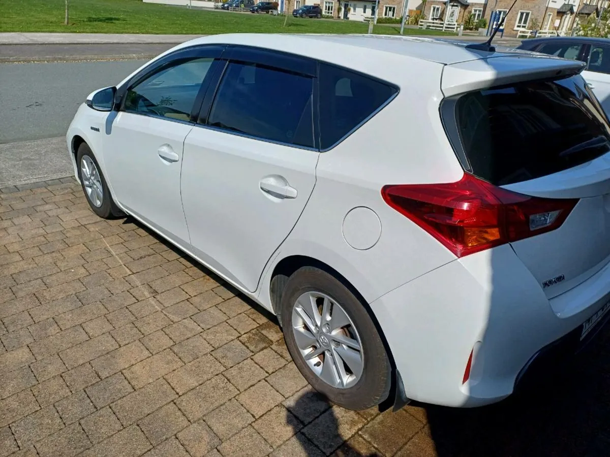 Toyota Auris Hibryd Automatic - Image 4