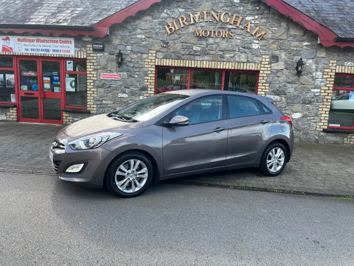 Hyundai i30 1.6 CRDI  AUTO DELUXE 4DR - Image 1