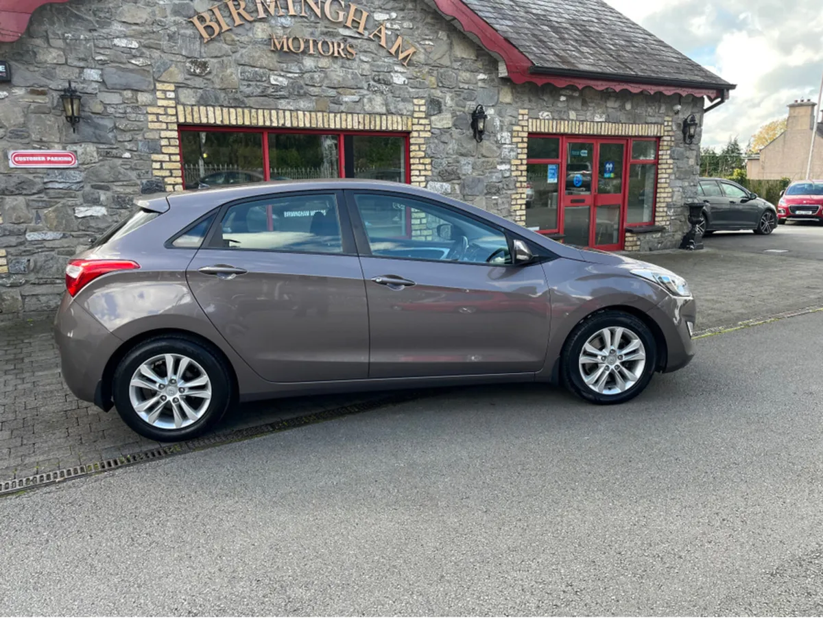 Hyundai i30 1.6 CRDI  AUTO DELUXE 4DR - Image 2
