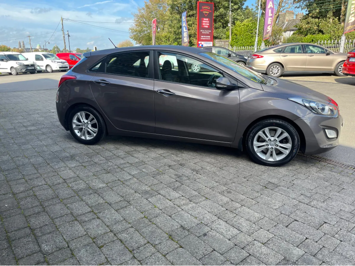Hyundai i30 1.6 CRDI  AUTO DELUXE 4DR - Image 3