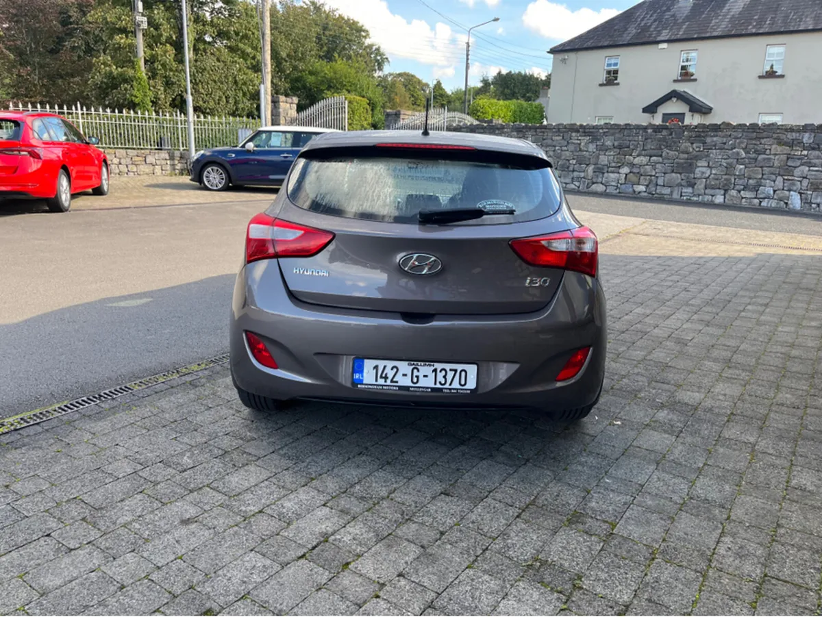 Hyundai i30 1.6 CRDI  AUTO DELUXE 4DR - Image 4