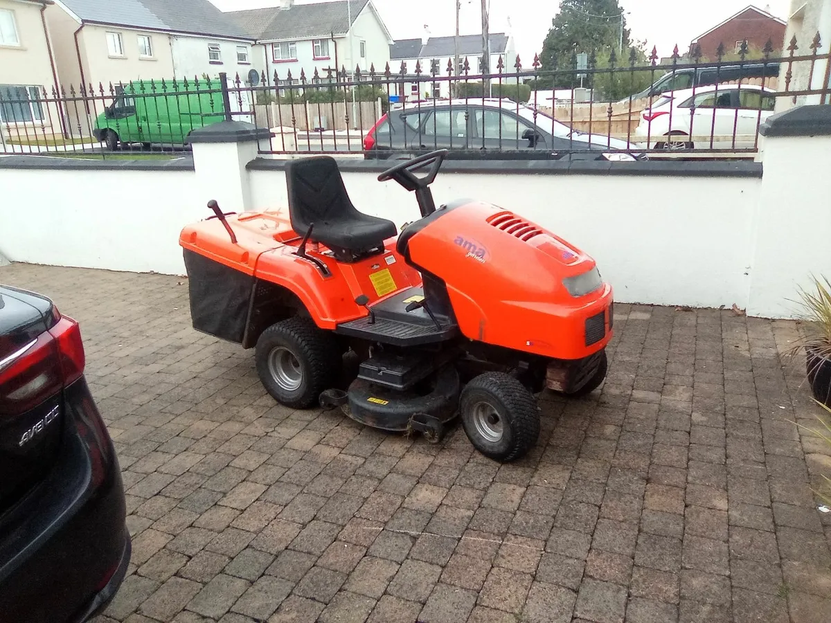 Ride on lawnmower - Image 1