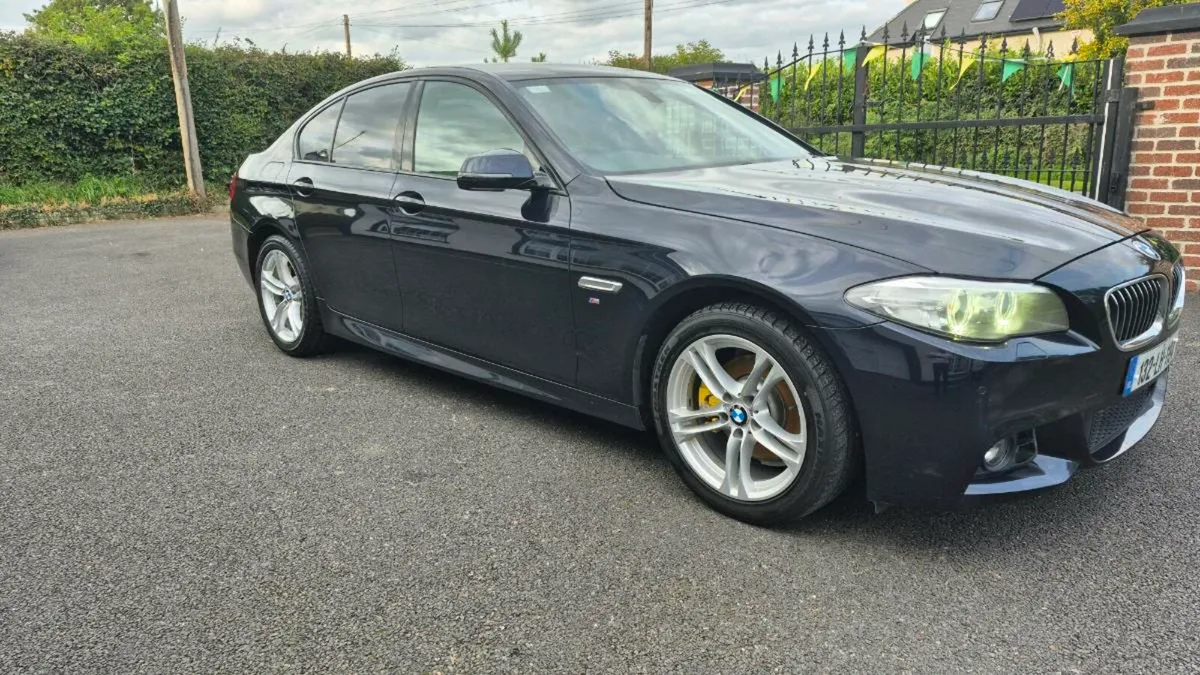 132 BMW 520 M SPORT Carplay/Android auto - Image 2