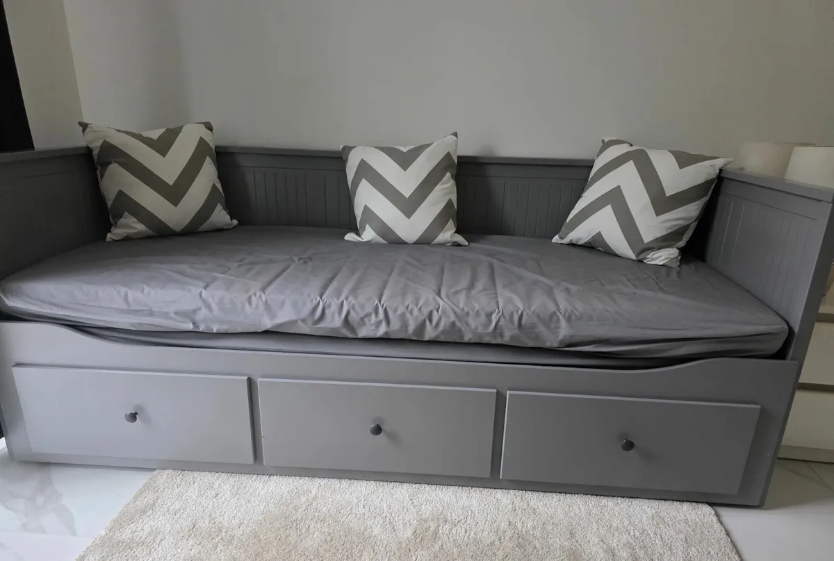 Bed - Image 1