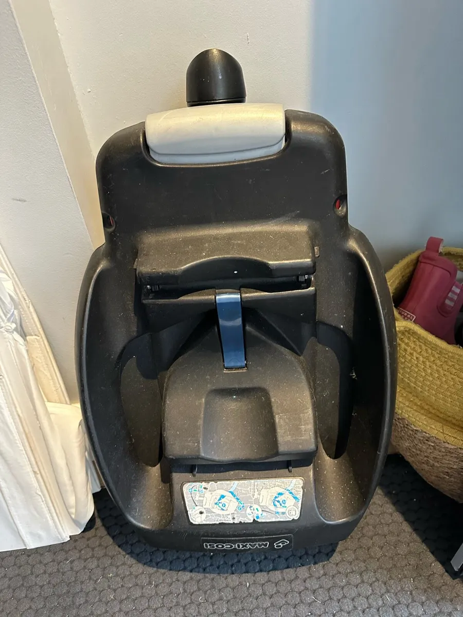 Maxi cosi base isofix car seat - Image 1