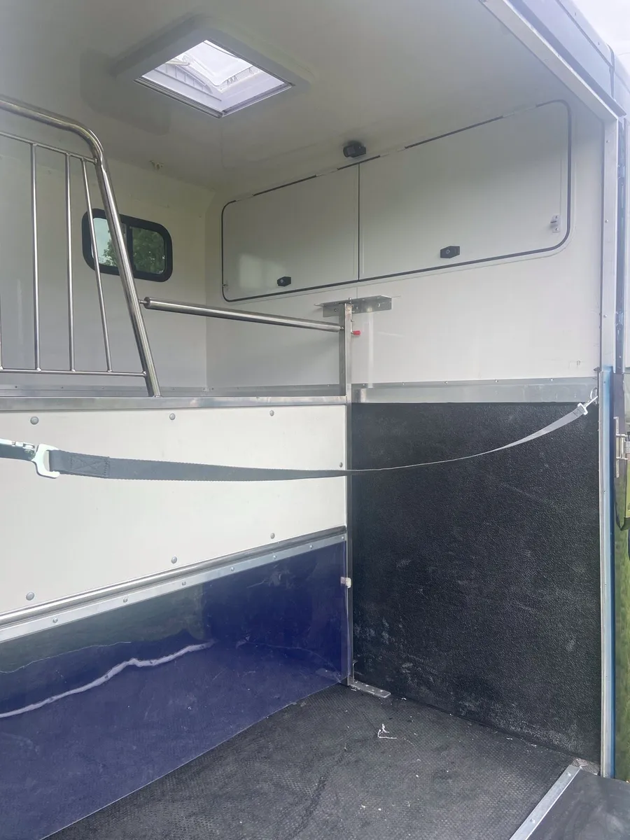 New Coachbuilt Regent 2 Stall Horsebox - Image 3