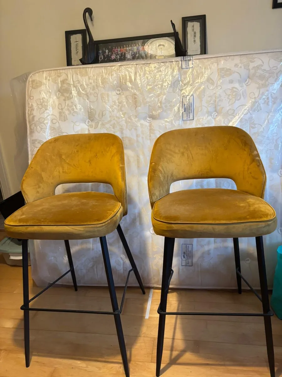 Kitchen island stools