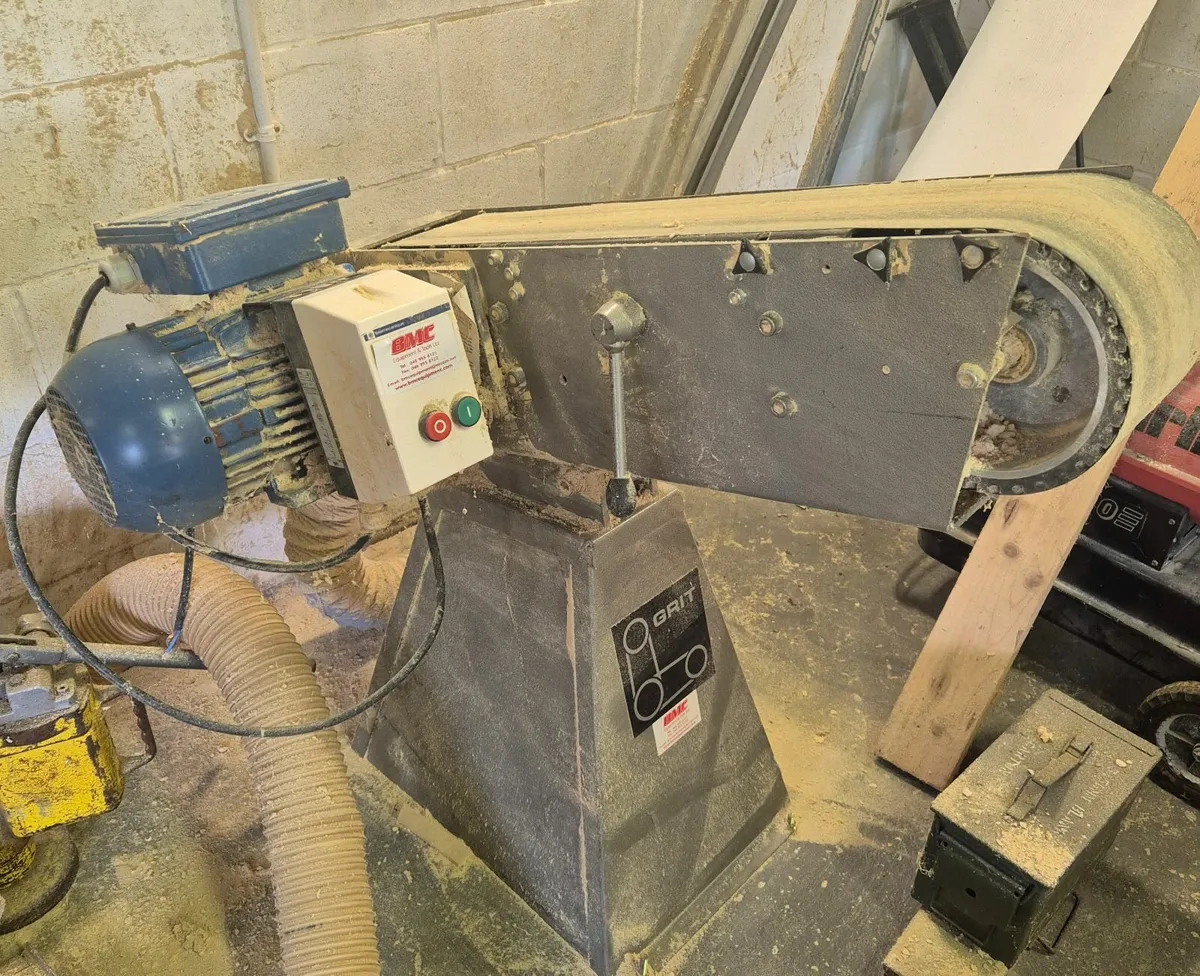 Industrial belt sander and dust extractor - Image 1