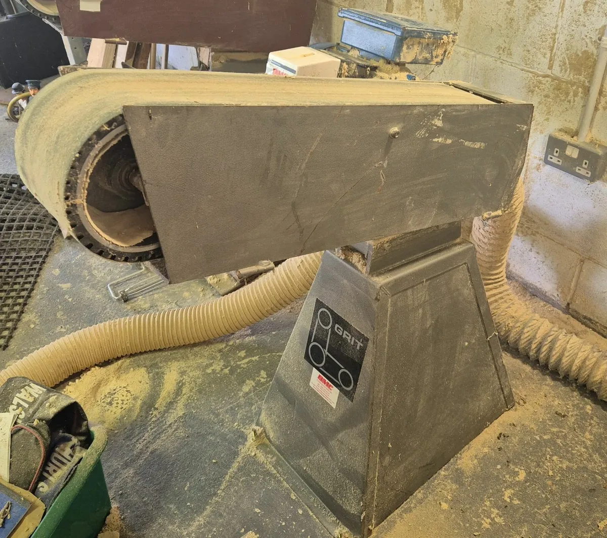 Industrial belt sander and dust extractor - Image 2
