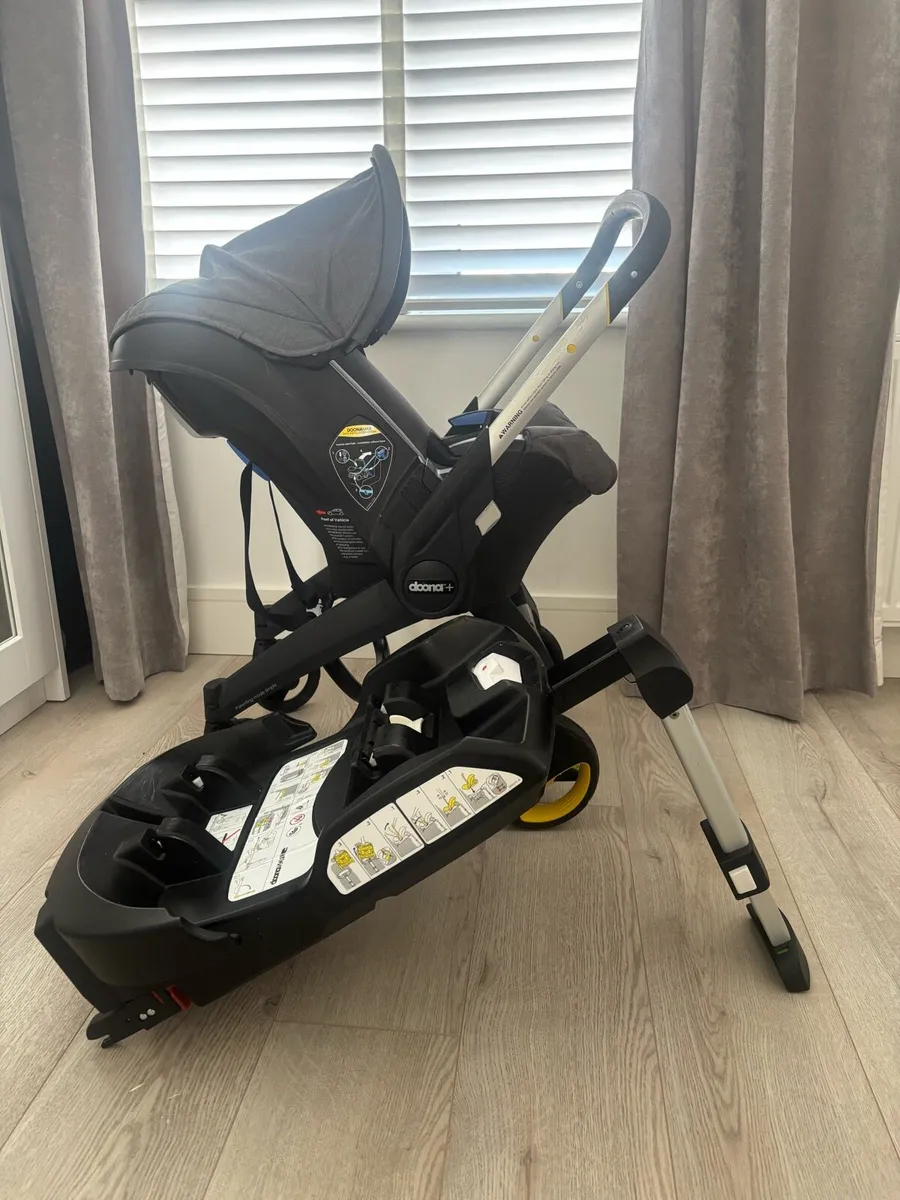 Doona with isofix base and rain cover - Image 1