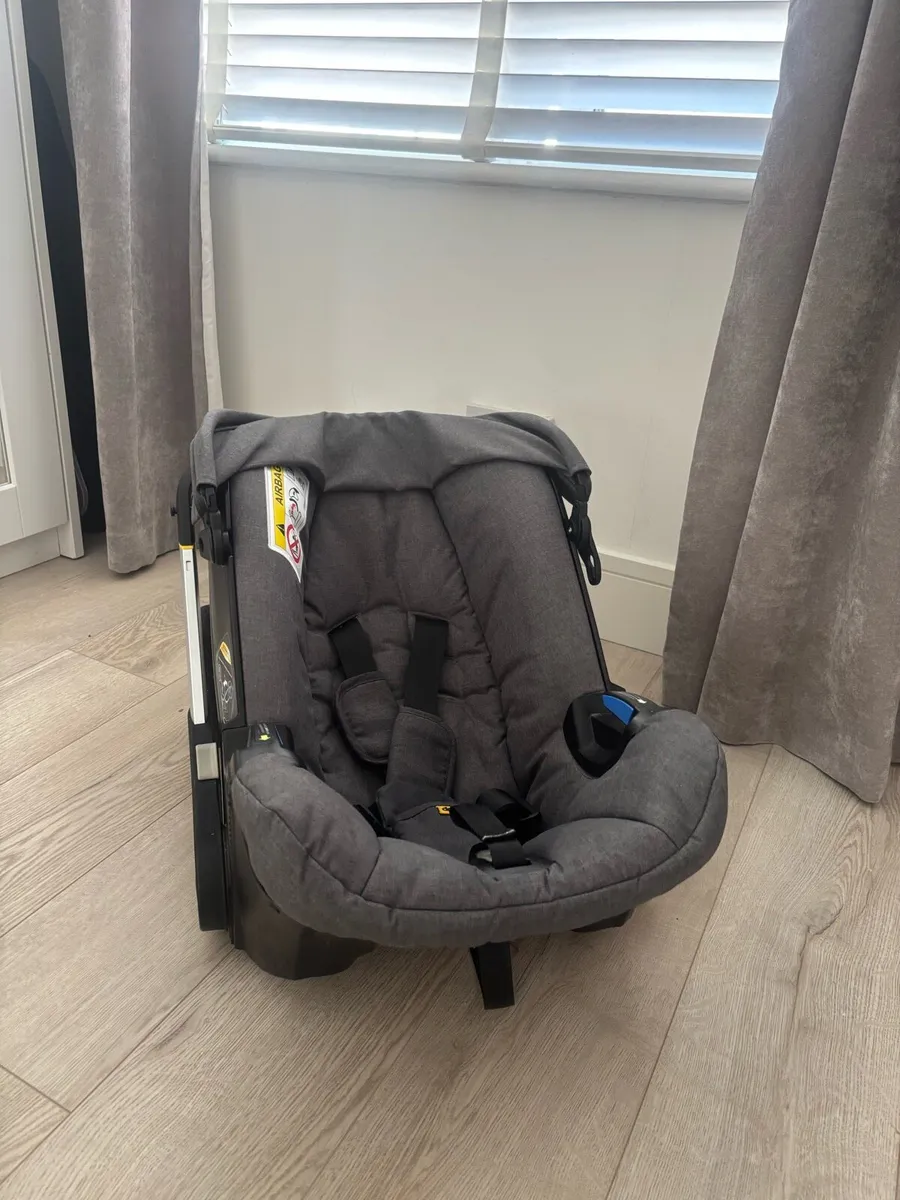 Doona with isofix base and rain cover - Image 3
