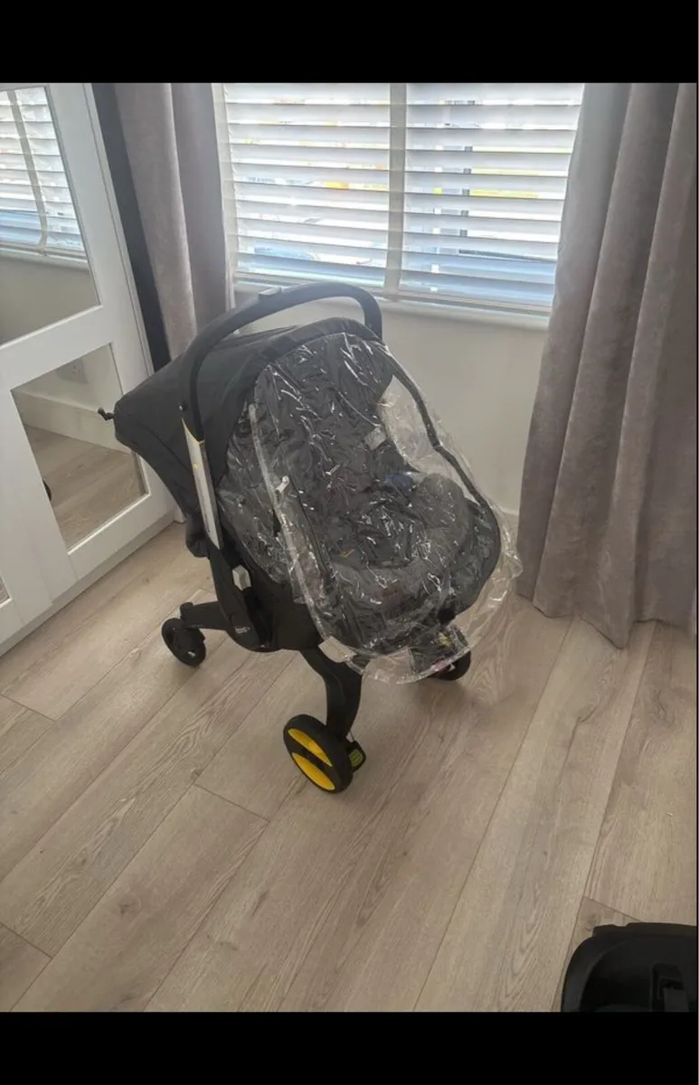 Doona with isofix base and rain cover - Image 4