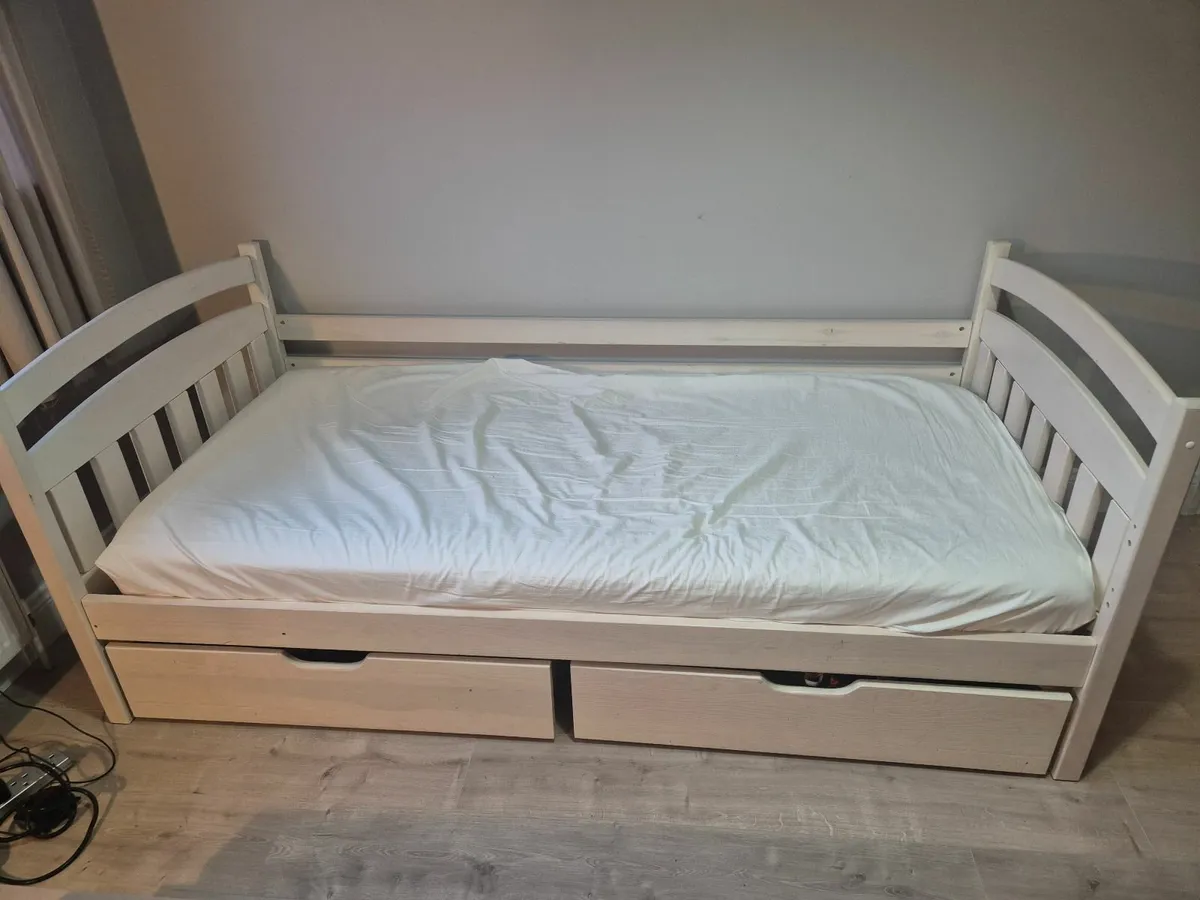 Single bed with mattress and storage drawers - Image 1