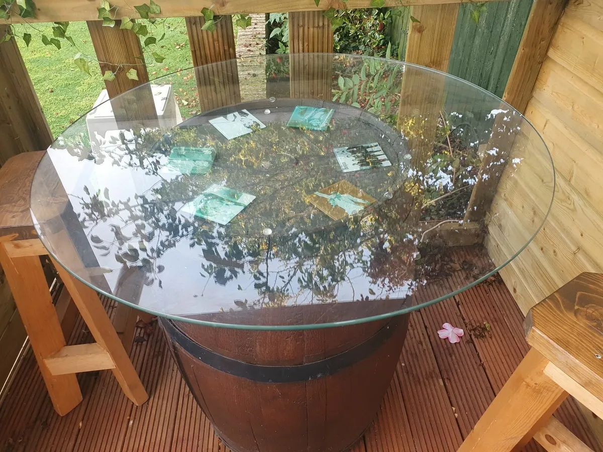 Glass top garden barrel and stools - Image 4
