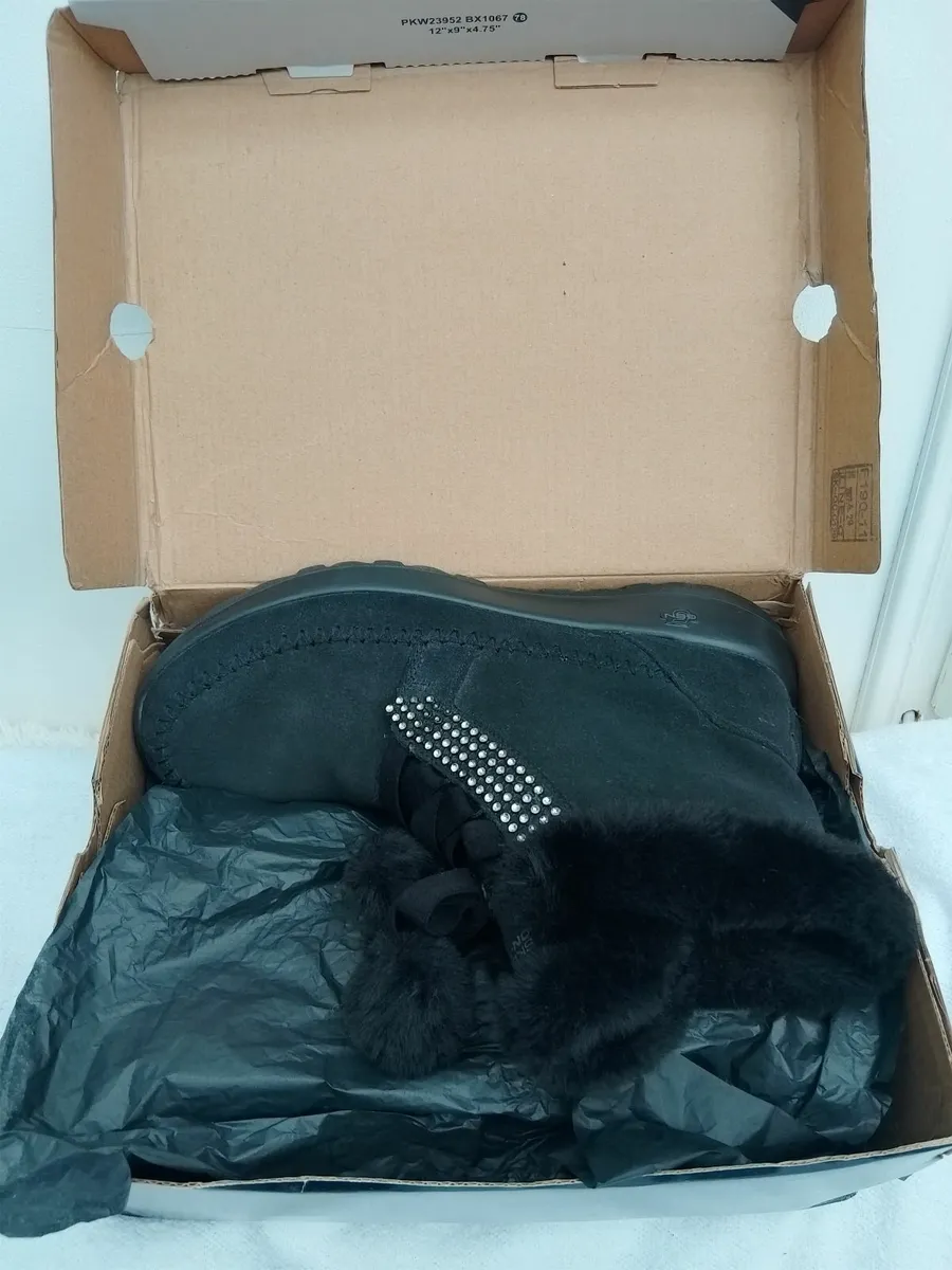 Sketchers Black Suede/Fur Ankle Boots - Image 4