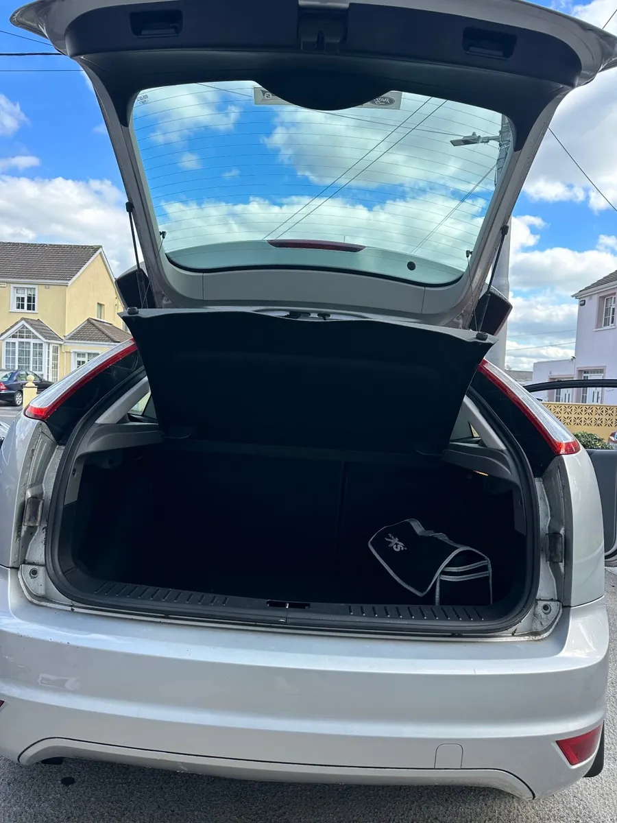 Ford Focus 2010 - Image 2
