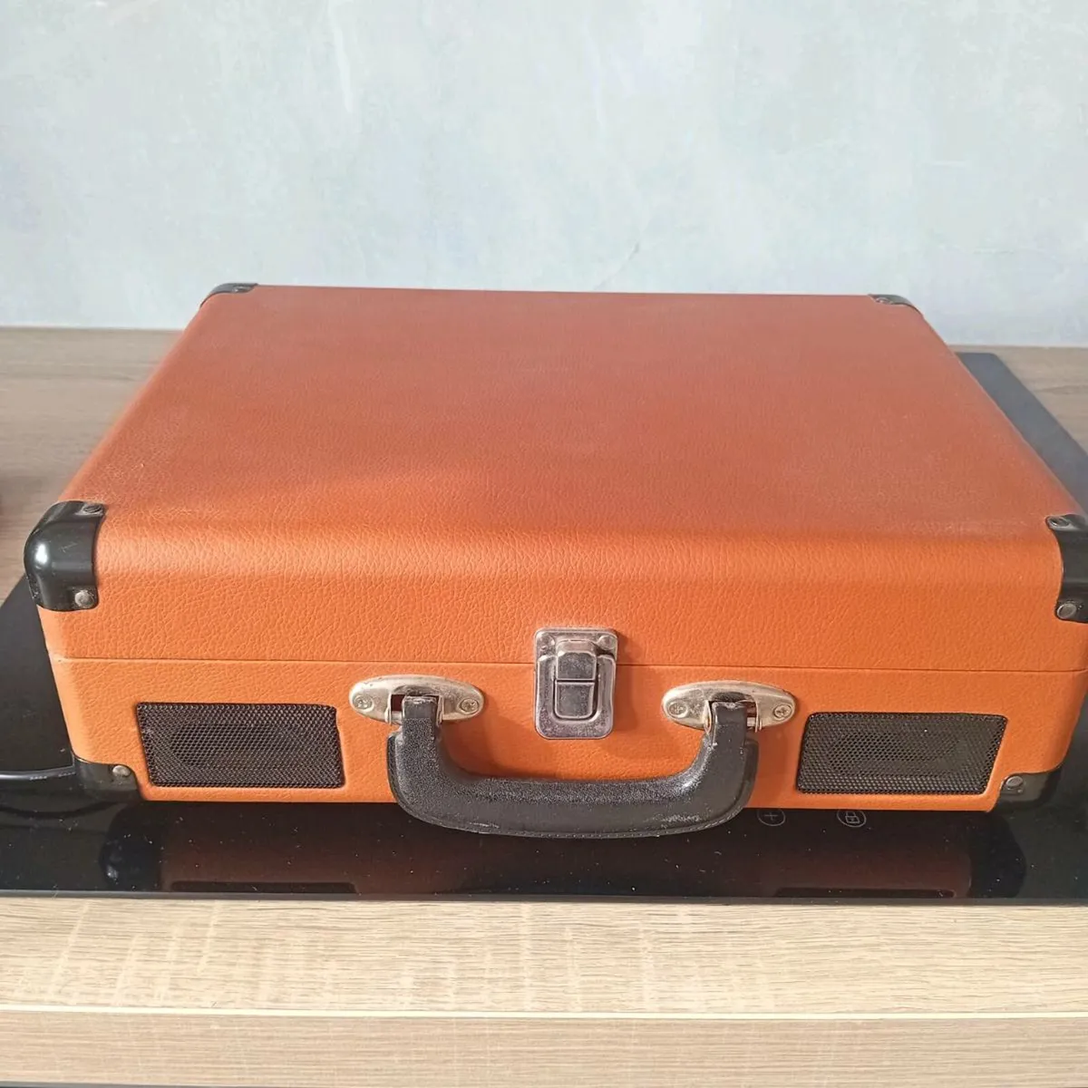 Record player with records - Image 1