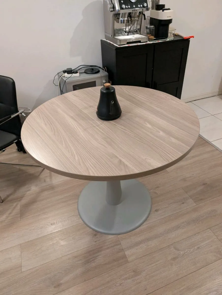 Dining table - Image 1