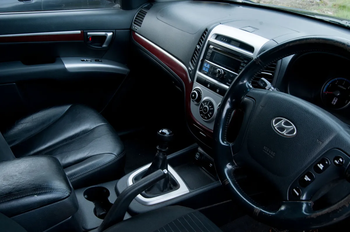 Hyundai Santa Fe 2007 4 Wheel Drive Commercial - Image 2