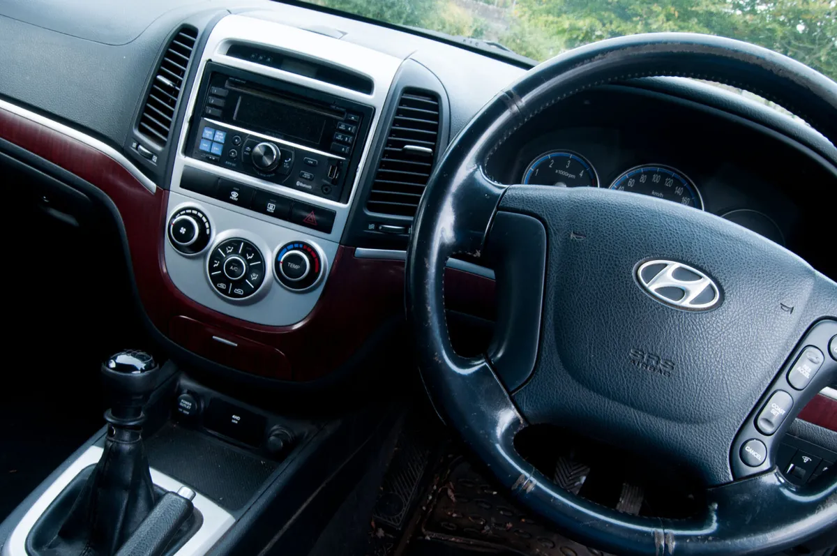 Hyundai Santa Fe 2007 4 Wheel Drive Commercial - Image 3