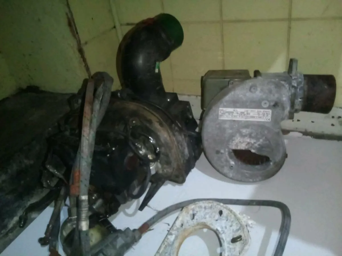 Oil burner boiler for parts only - Image 1