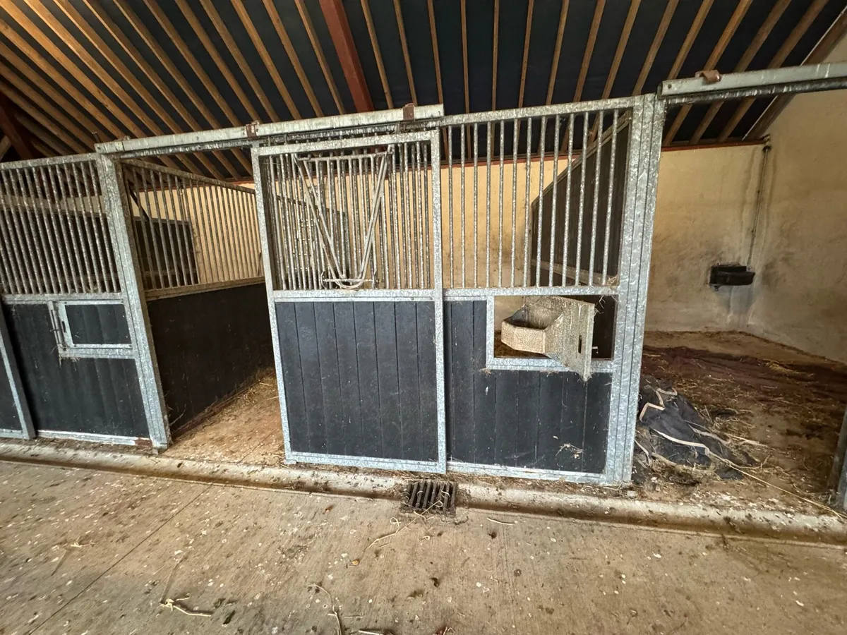 4 stable fronts and panels - Image 4