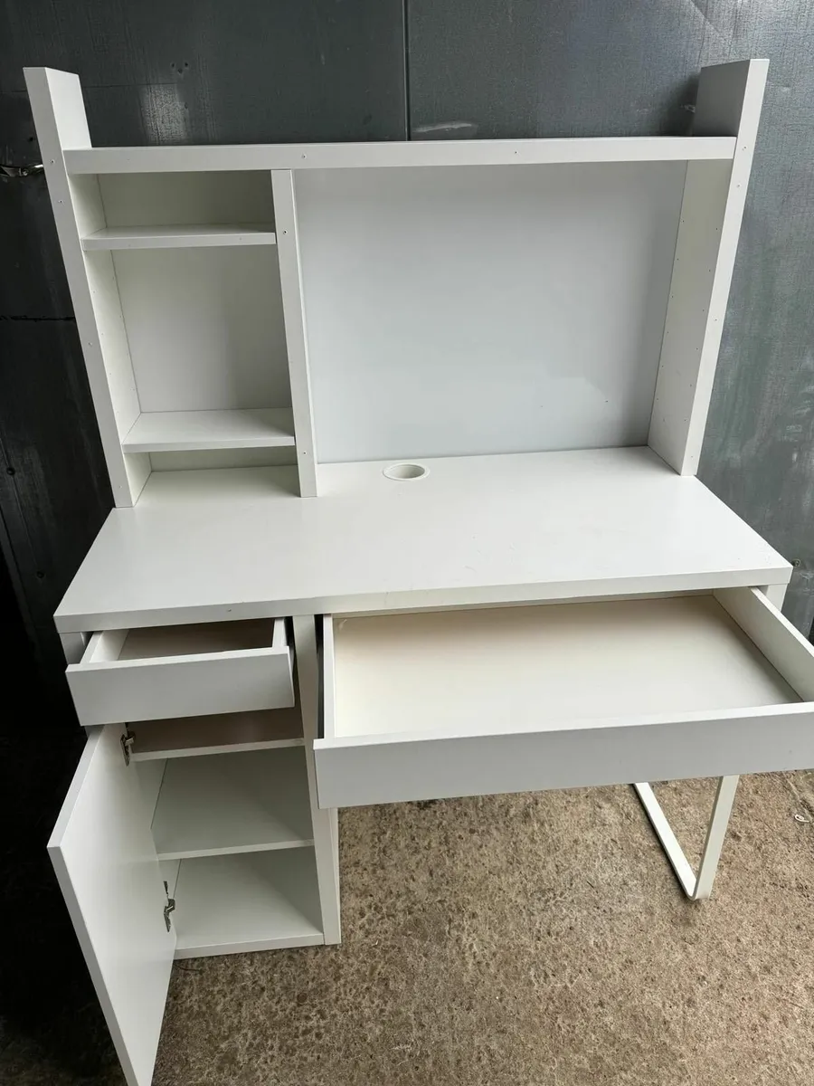 Computer/desk - Image 2