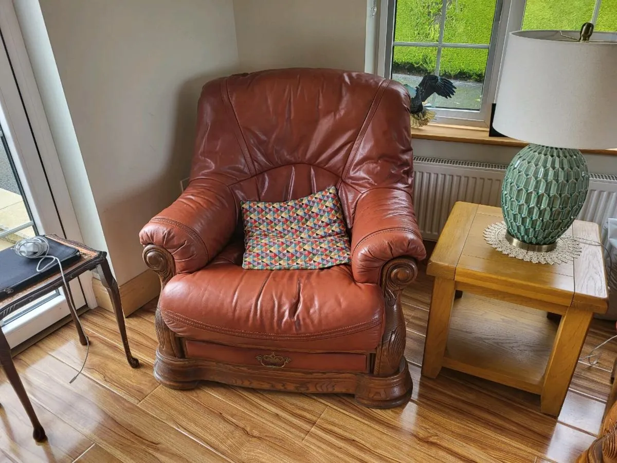 Three piece suite - Image 4